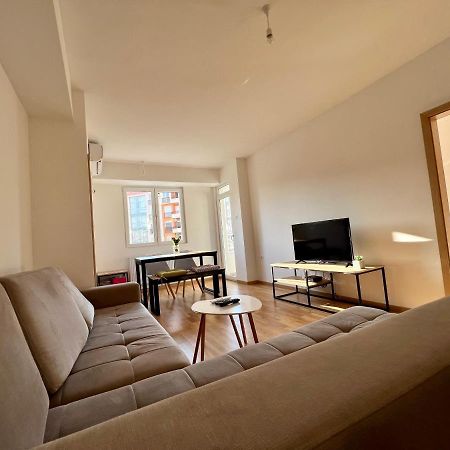 Sara'S Apartment Cozy And Close To Center With Private Parking Skopje Bagian luar foto