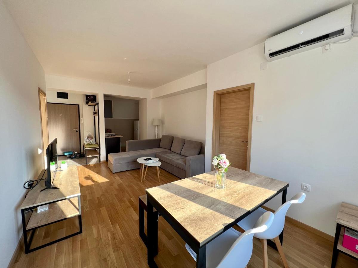 Sara'S Apartment Cozy And Close To Center With Private Parking Skopje Bagian luar foto