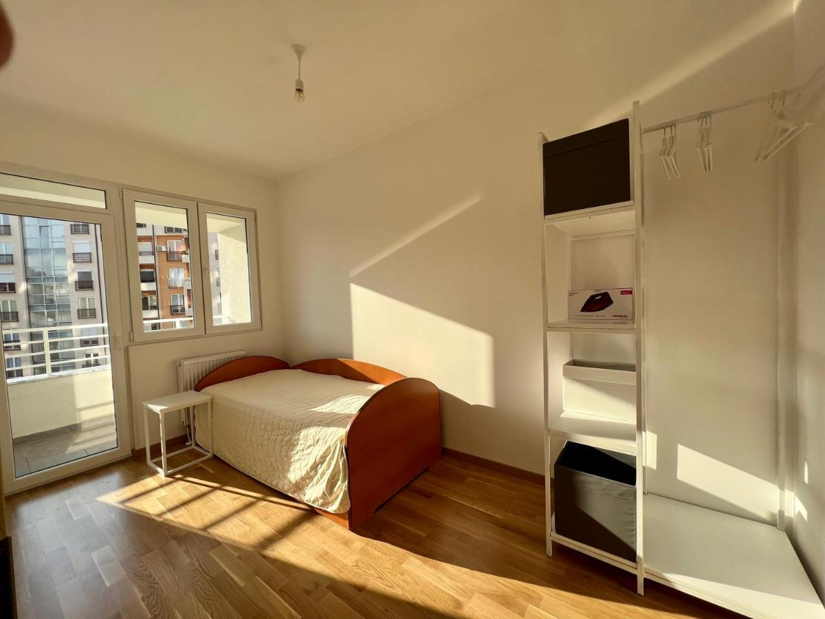Sara'S Apartment Cozy And Close To Center With Private Parking Skopje Bagian luar foto