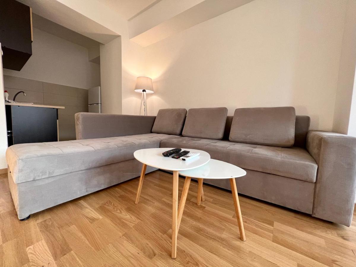 Sara'S Apartment Cozy And Close To Center With Private Parking Skopje Bagian luar foto