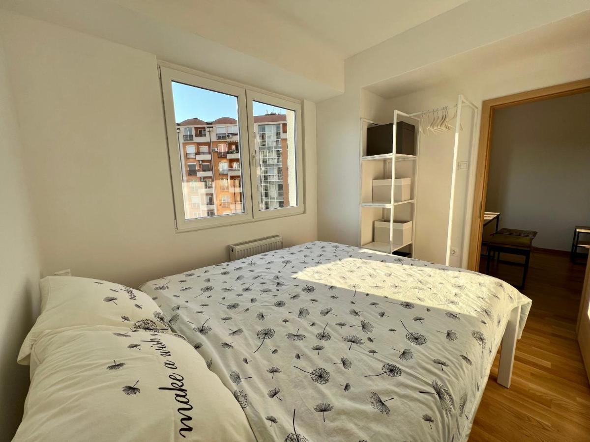 Sara'S Apartment Cozy And Close To Center With Private Parking Skopje Bagian luar foto