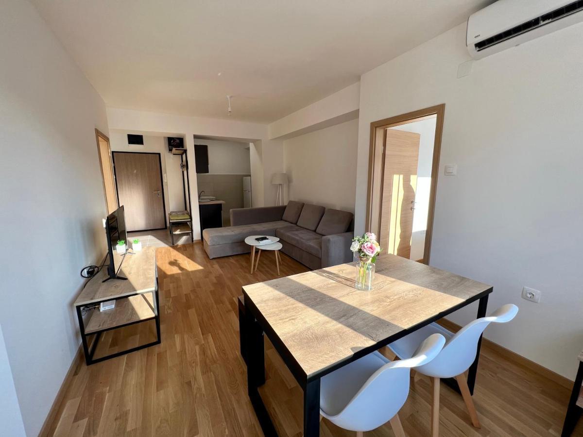 Sara'S Apartment Cozy And Close To Center With Private Parking Skopje Bagian luar foto