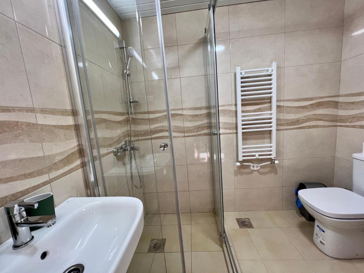 Sara'S Apartment Cozy And Close To Center With Private Parking Skopje Bagian luar foto