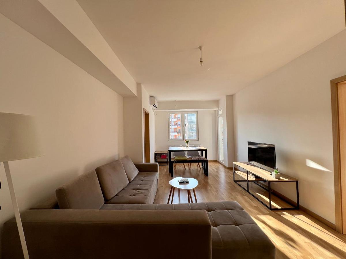 Sara'S Apartment Cozy And Close To Center With Private Parking Skopje Bagian luar foto