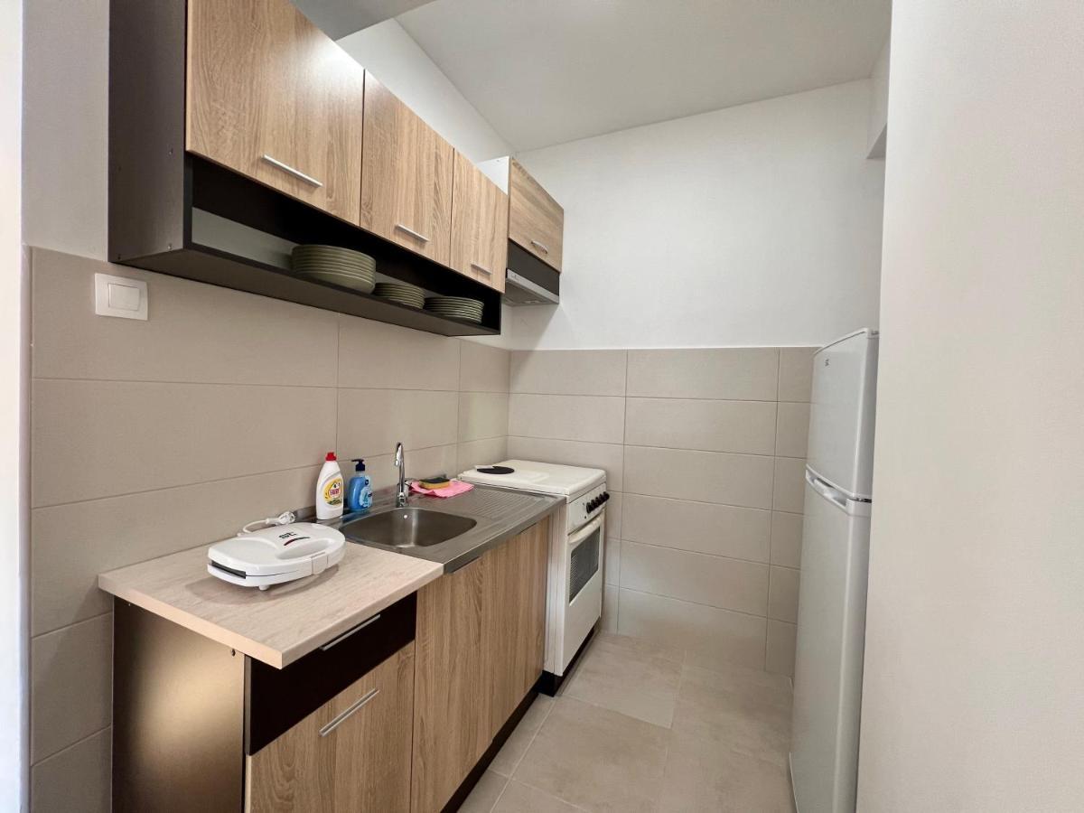 Sara'S Apartment Cozy And Close To Center With Private Parking Skopje Bagian luar foto