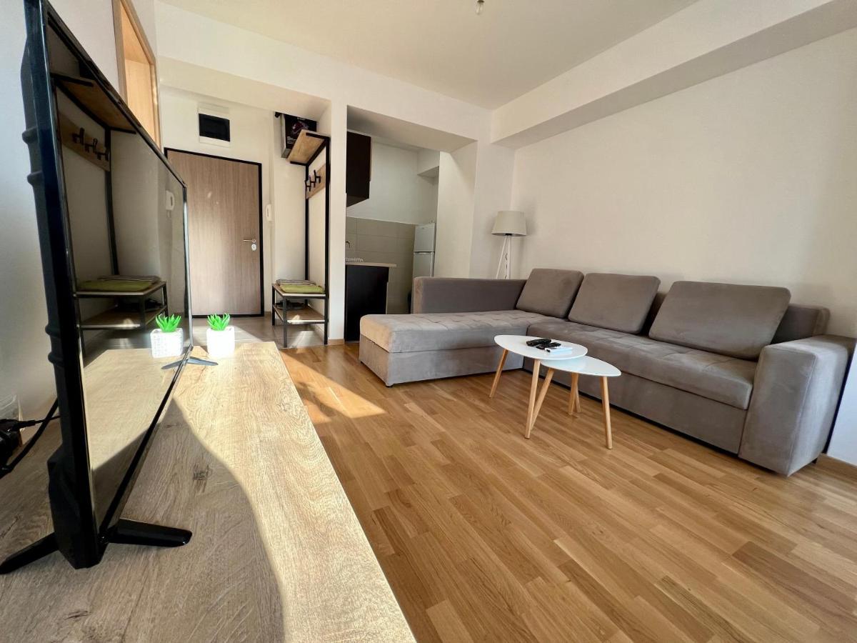 Sara'S Apartment Cozy And Close To Center With Private Parking Skopje Bagian luar foto
