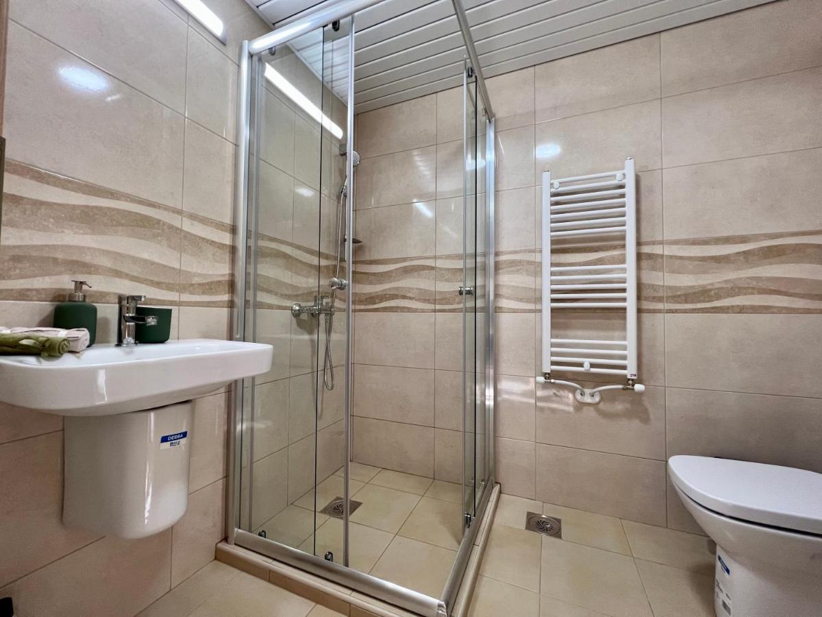 Sara'S Apartment Cozy And Close To Center With Private Parking Skopje Bagian luar foto