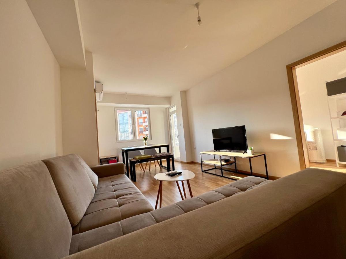 Sara'S Apartment Cozy And Close To Center With Private Parking Skopje Bagian luar foto
